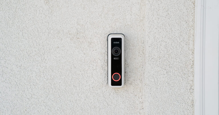 Vivint Video Doorbell dengan lampu merah