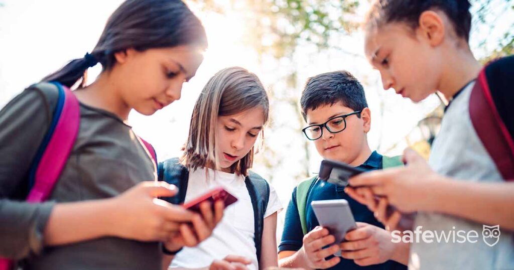 kids-using-cell-phones-outside