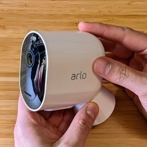 Arlo-Pro-4-in-hands