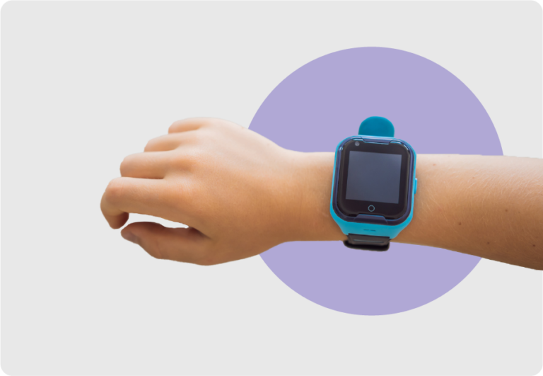 Kid modeling wrist showing a GPS watch on a purple circle background.