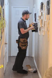 Installer adding a Vivint thermostat to the wall.