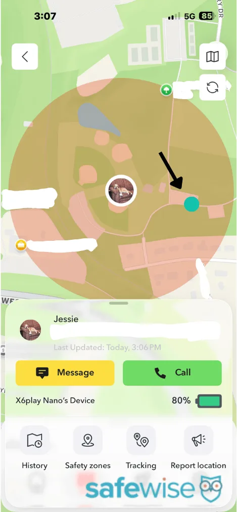 Screenshot of Xplora map showing the X6 Play's supposed location, plus a blue dot and arrow showing its actual location