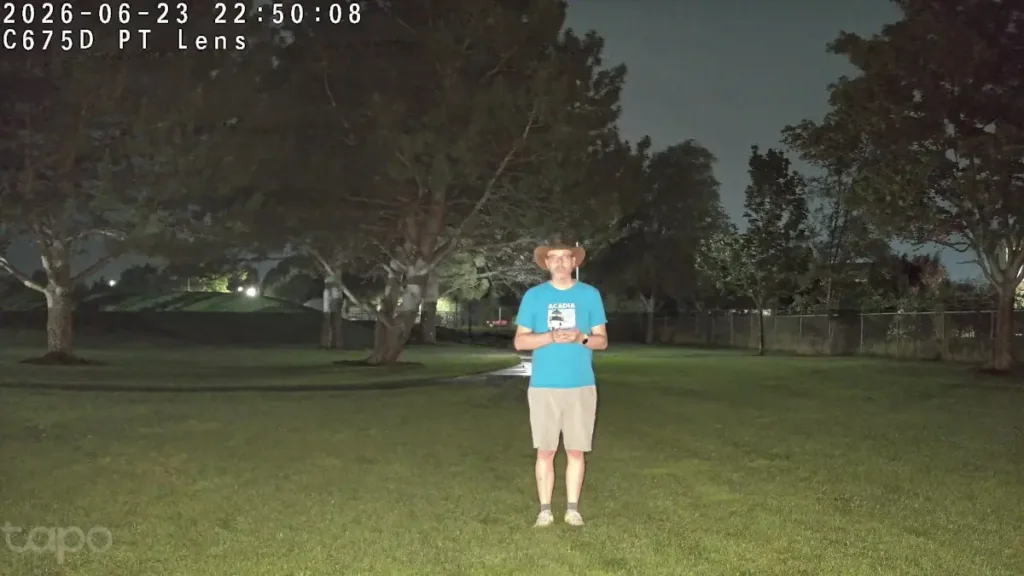 Tapo C675D Kit nighttime spotlight color video quality on pan-tilt lens
