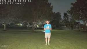 Tapo C675D Kit nighttime spotlight color video quality on pan-tilt lens